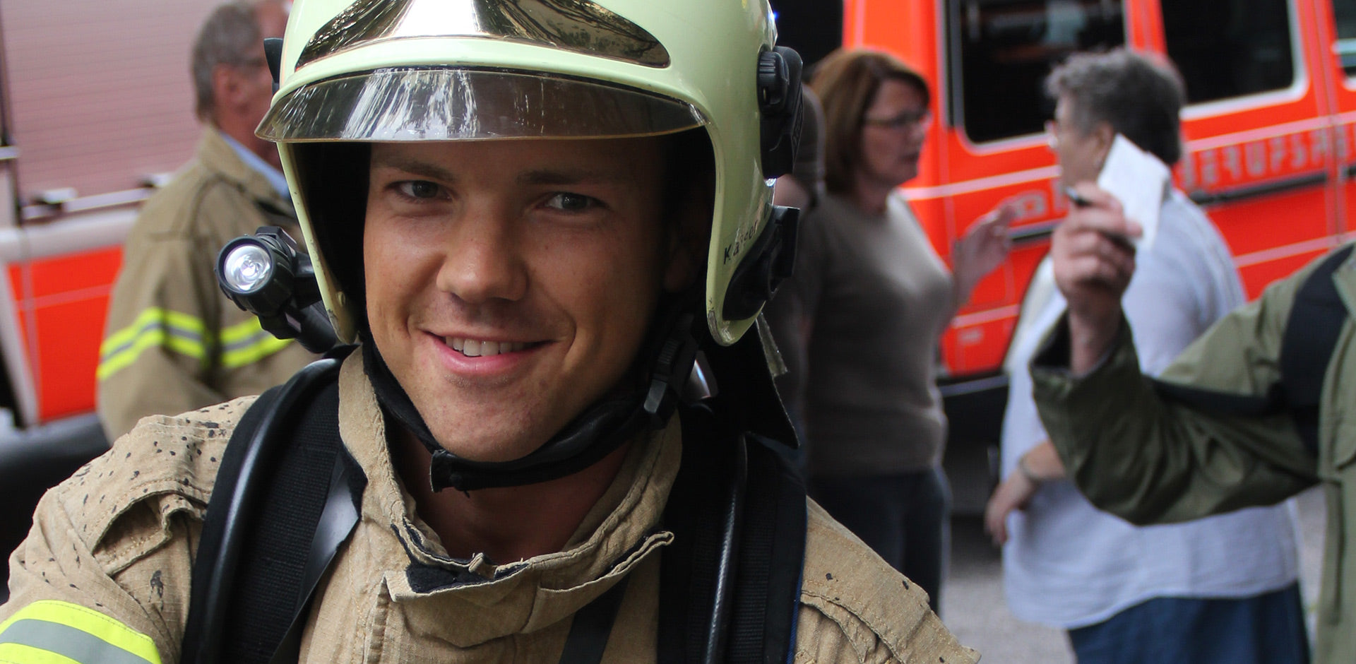 Dominik in seiner Feuerwehr Einsatz Ausrüstung lächelt in die Kamera