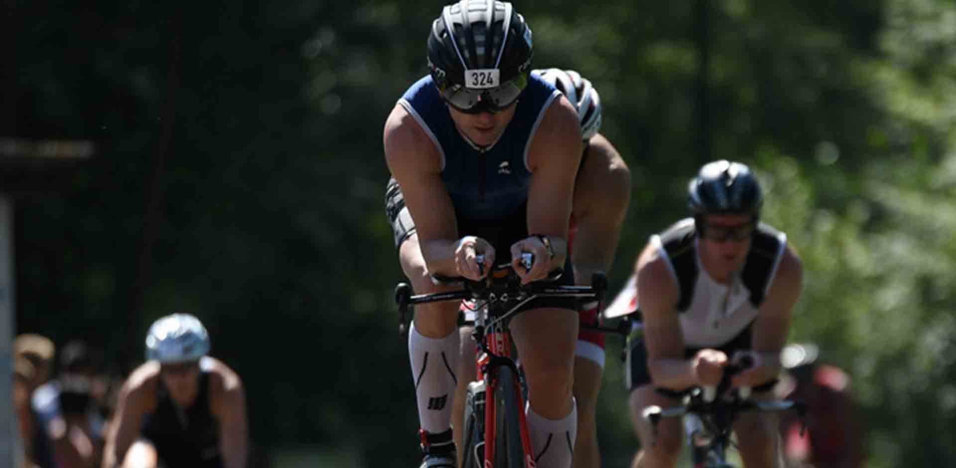 Ein konzentrierter Rennradfahrer fahrt in Richtung Kamera. 