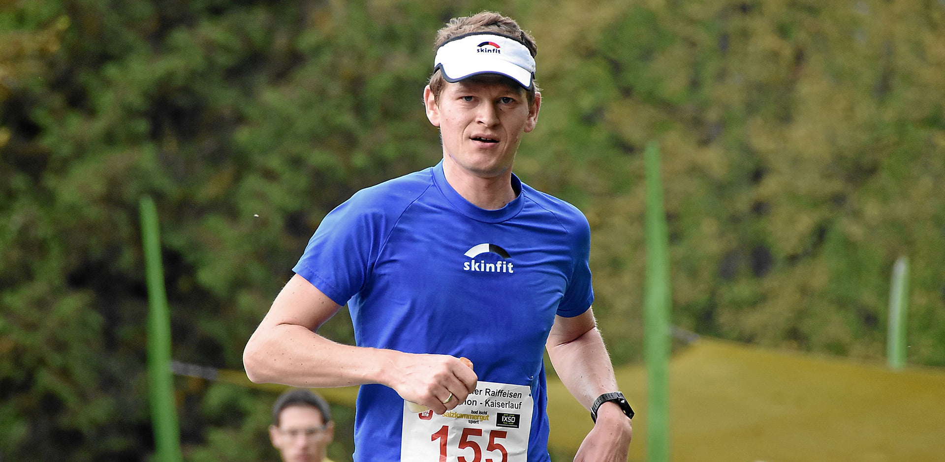 Wolfgang bei einem Lauf mit Blick in die Kamera.