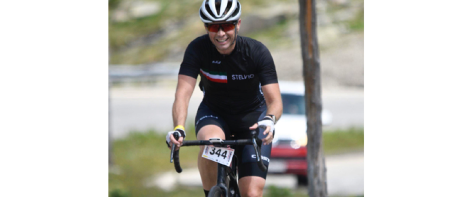 Matthias fährt mit einem Lächeln im Gesicht auf die Kamera zu.